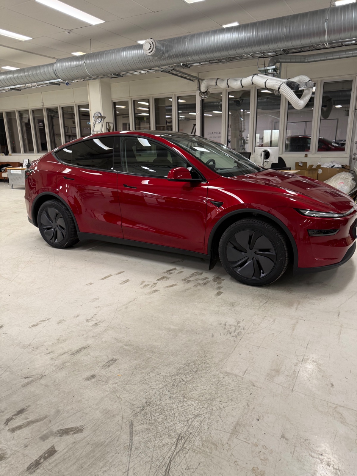 Speilblank rød Tesla etter keramisk coating